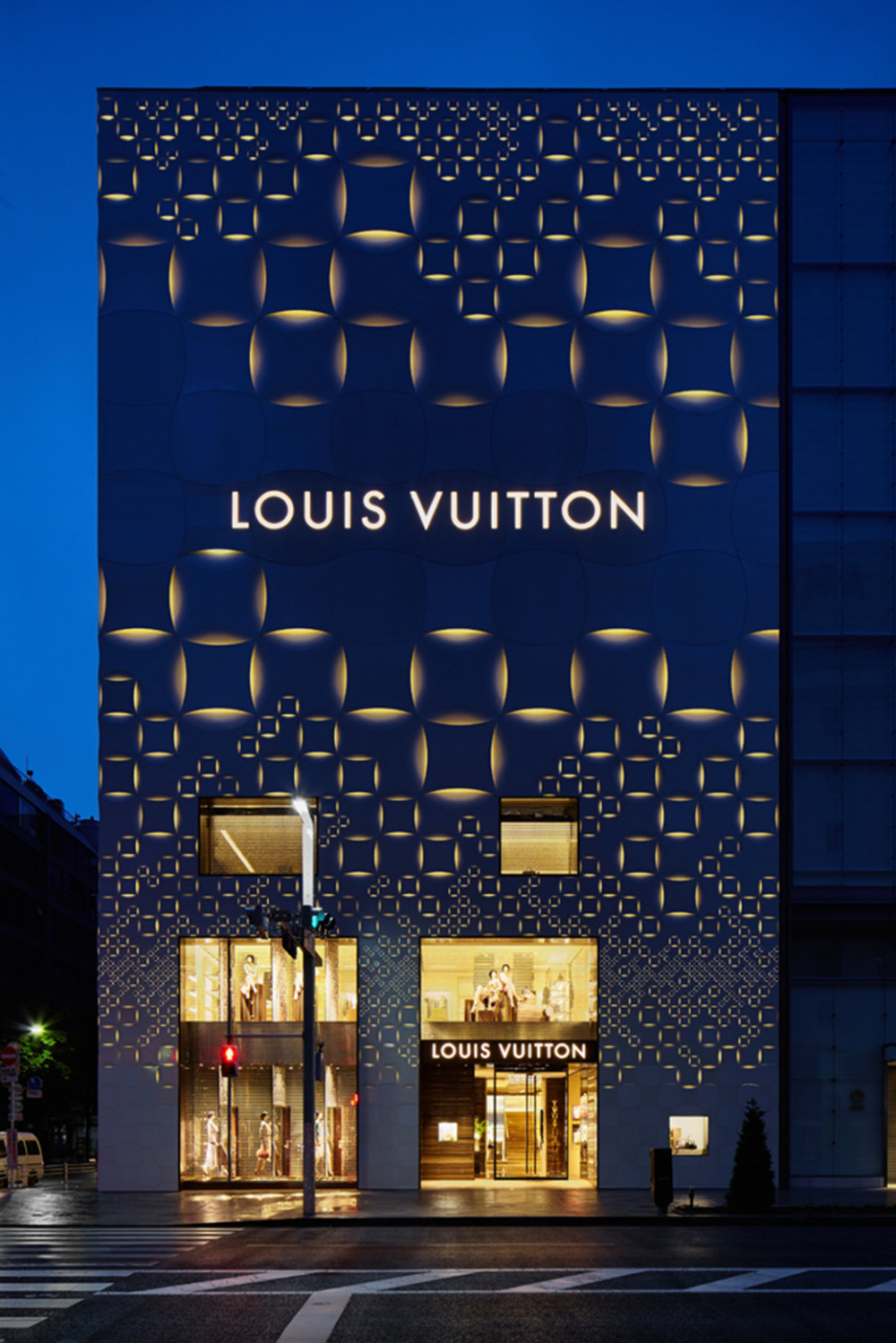 54374a4fc07a80a74a0000b4_louis-vuitton-matsuya-ginza-facade-renewal-jun-aoki-ass.jpg