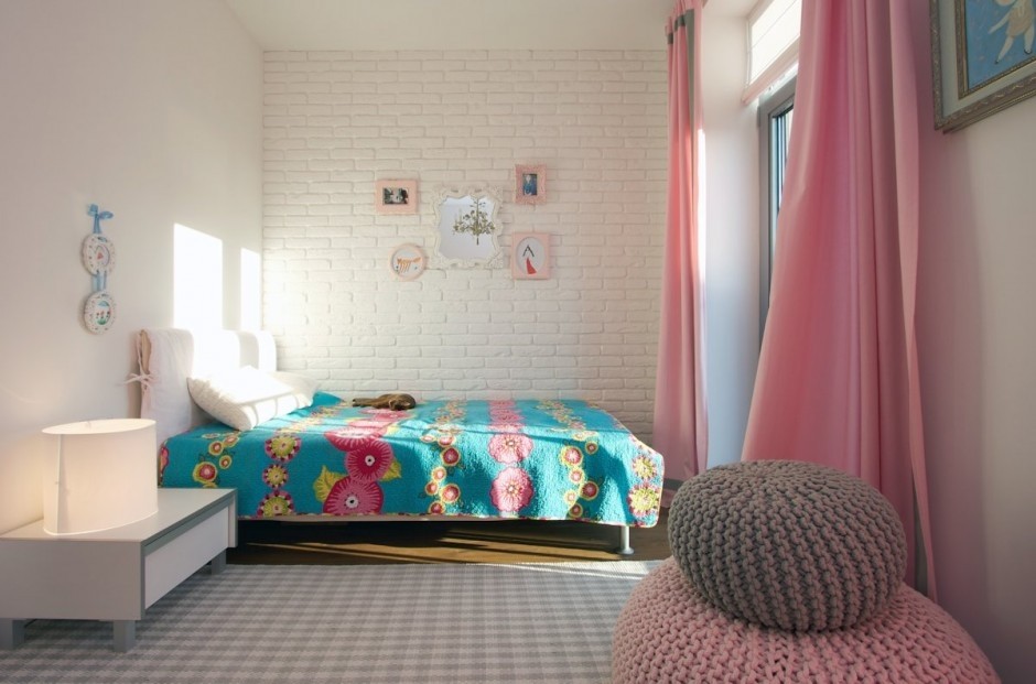 pink-accents-bedroom-whitewashed-bricks-wall.jpg