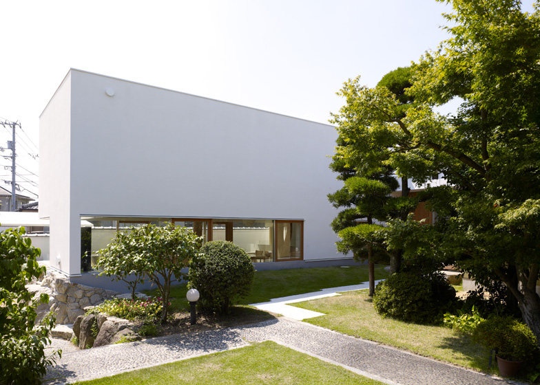 Garden Tree House by Hironaka Ogawa_Dezeen_Garden-Tree-House-by-Hironaka-Ogawa_ss_12.jpg