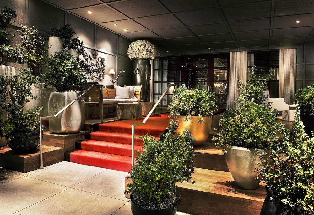 7)SLS Hotel at Beverly Hills—Private Guest Lobby Entrance 拍攝者 Luxury Collect.jpg