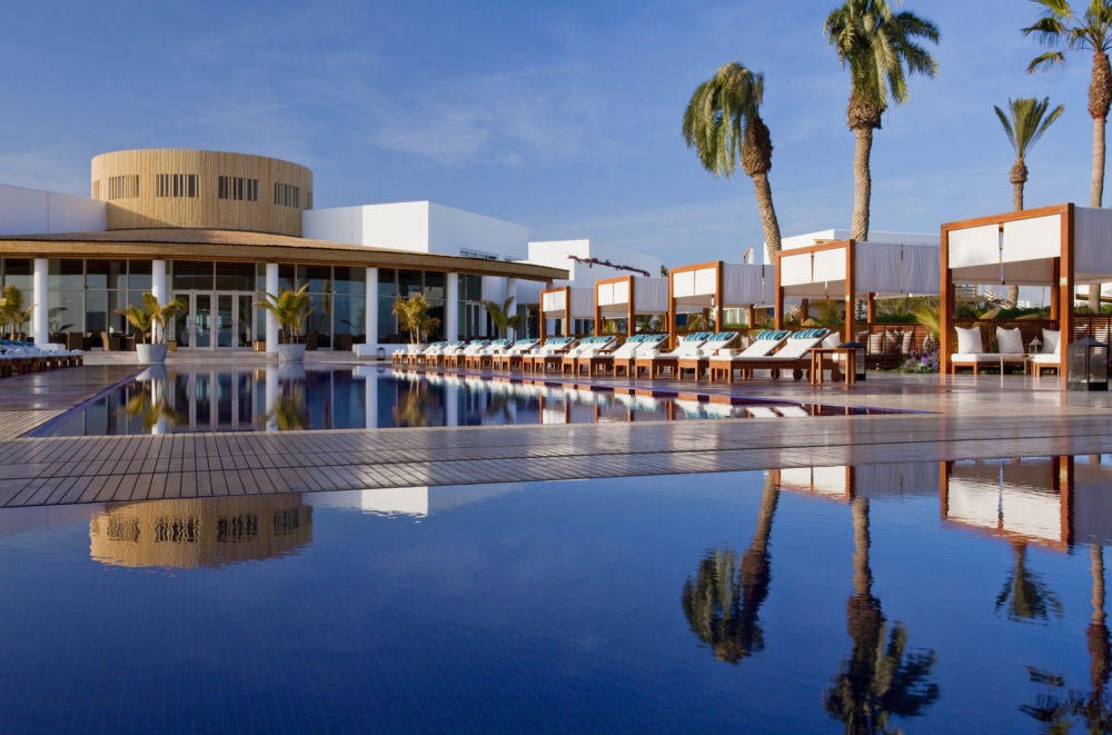 6)Hotel Paracas, Paracas—Pool daybeds 拍攝者 Luxury Collection Hotels and Resorts.jpg