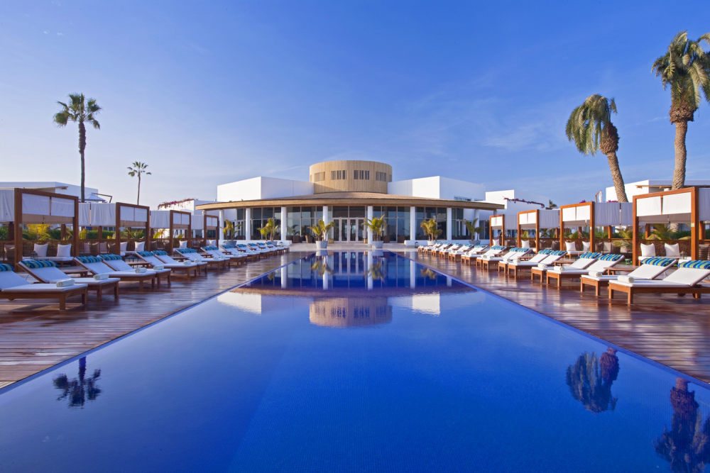 23)Hotel Paracas, Paracas—Main pool  Bar Lounge 拍攝者 Luxury Collection Hotels.jpg