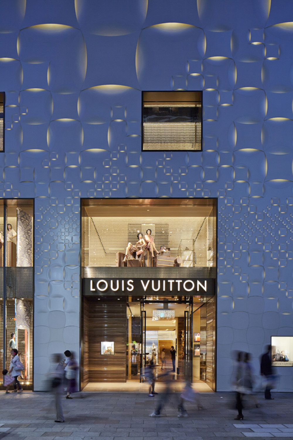 Jun Aoki & Associates设计公司日本银座Louis Vuitton 专卖店_54374a28c07a80a74a0000b2_louis-vuitton-matsuya-ginza-facade-renewal-jun-aoki-ass.jpg