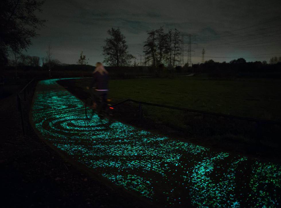 荷兰建世界首条夜光自行车道 "梵高星夜"铺路，_这条夜光马路印着旋转的星空，灵感正是来源于梵高的名画《星夜》