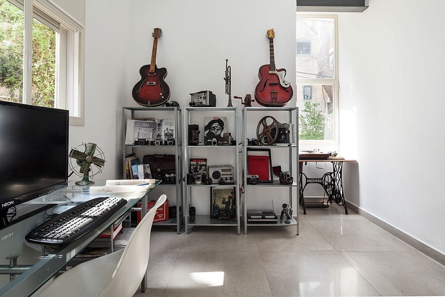 以色列  50s Apartment  改造_9f9aa__Home-workspace-with-a-collection-of-musical-instruments.jpg