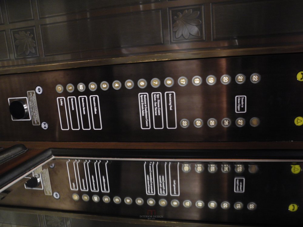 香港半岛酒店照片分享_古咖色的电梯轿厢，按钮面板很洋气
