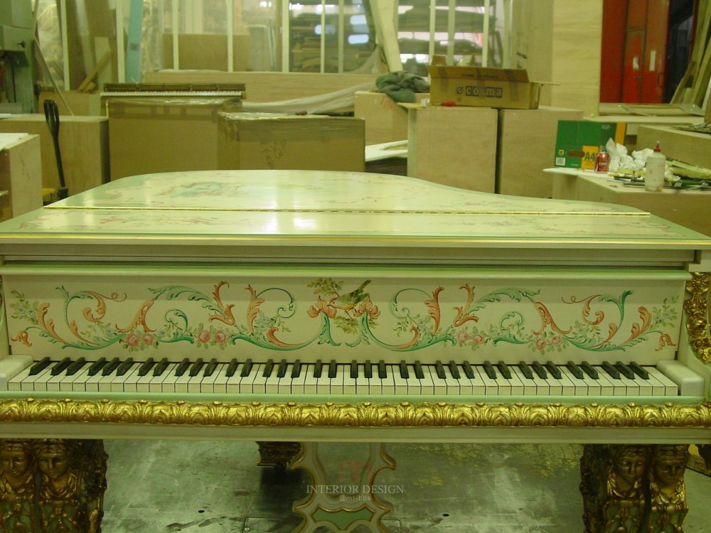 PIANO CON DIPINTI E INTAGLI.JPG