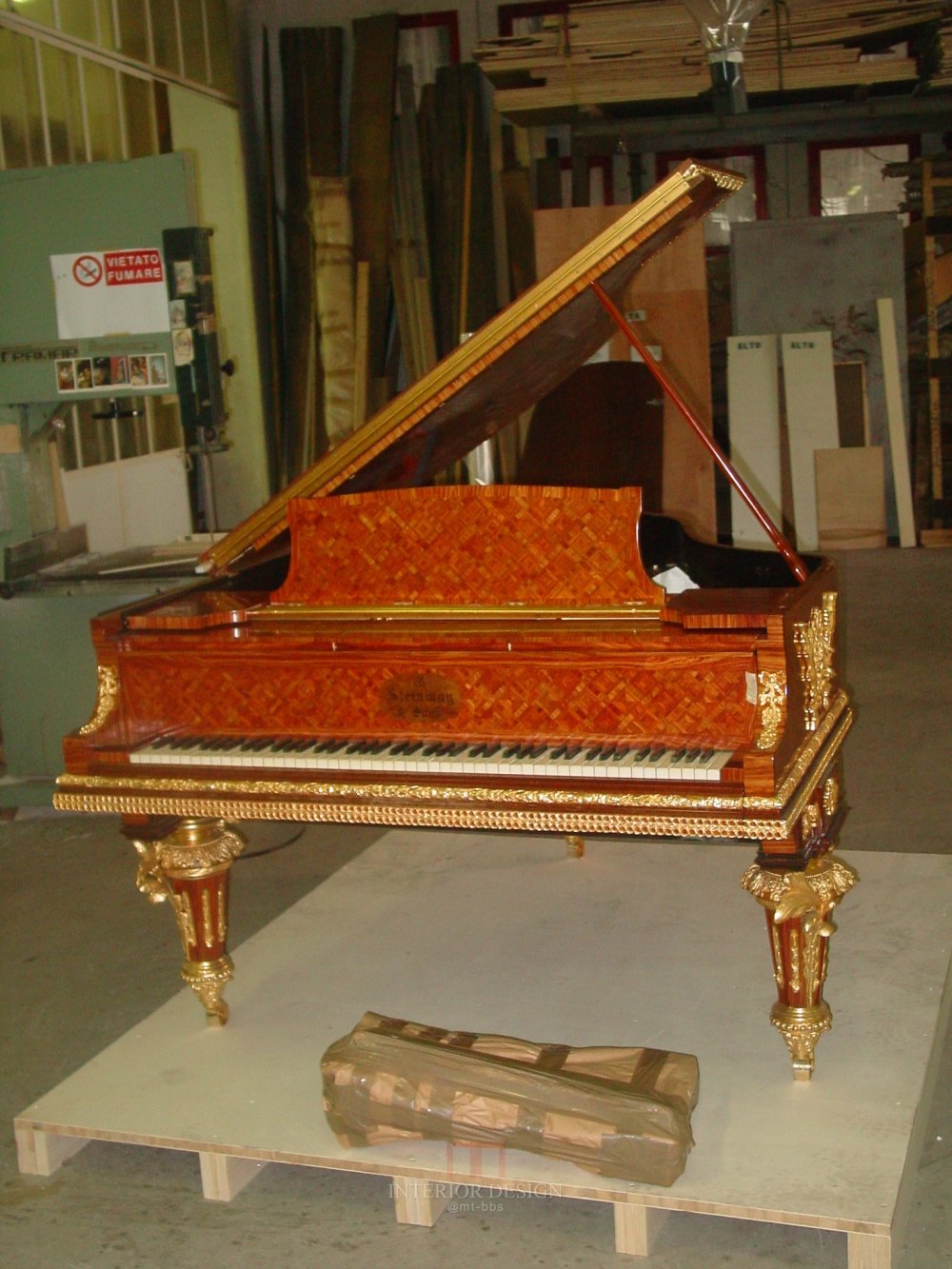 PIANO WITH MARQUETRY   BRONZES (2).JPG