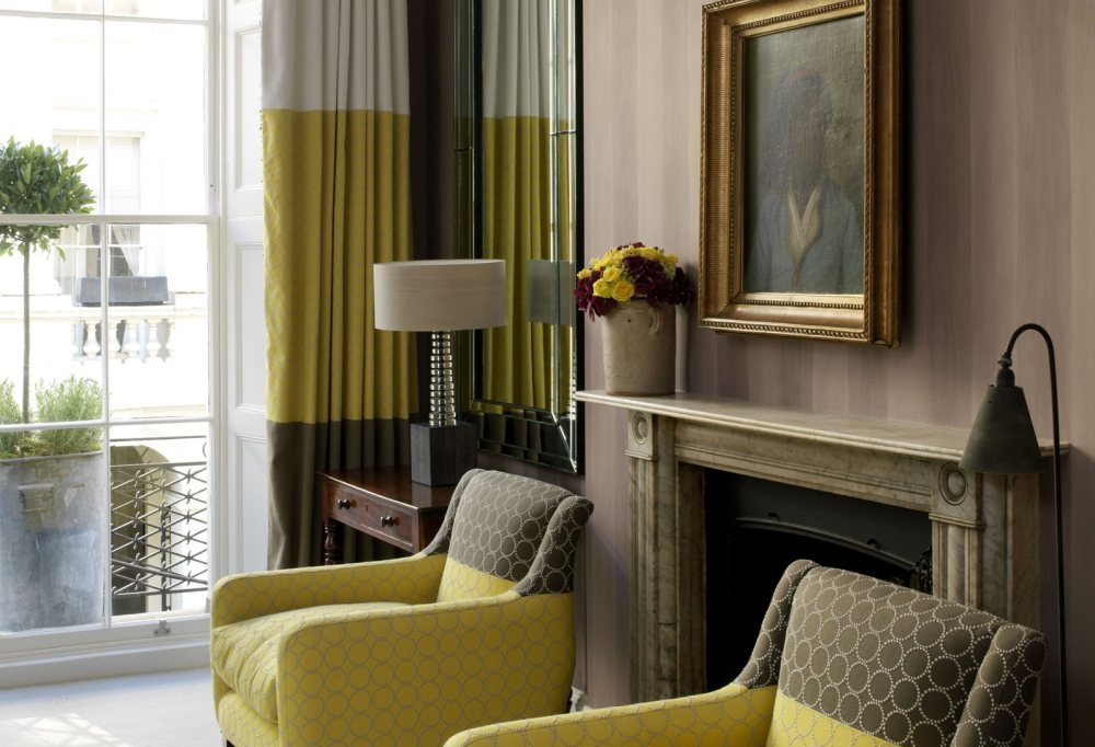 伦敦海馬基特酒店 Haymarket Hotel_HH-Townhouse-bedroom-chairs_Slideshow.jpg