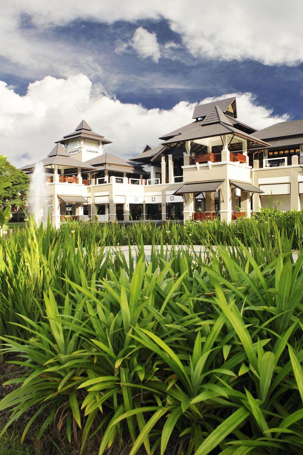 泰国清莱艾美度假酒店_1)Le Meridien Chiang Rai Resort, Thailand—Hotel Exterior Day 拍攝者.jpg
