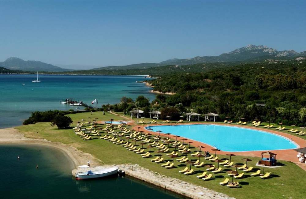 Hotel Cala di Volpe, Italy_调整大小 5)Hotel Cala di Volpe, Costa Smeralda—Pool 拍攝者 Luxury Collection Ho.jpg