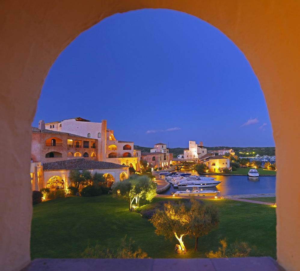 Hotel Cala di Volpe, Italy_调整大小 10)Hotel Cala di Volpe, Costa Smeralda—Exterior 拍攝者 Luxury Collecti.jpg