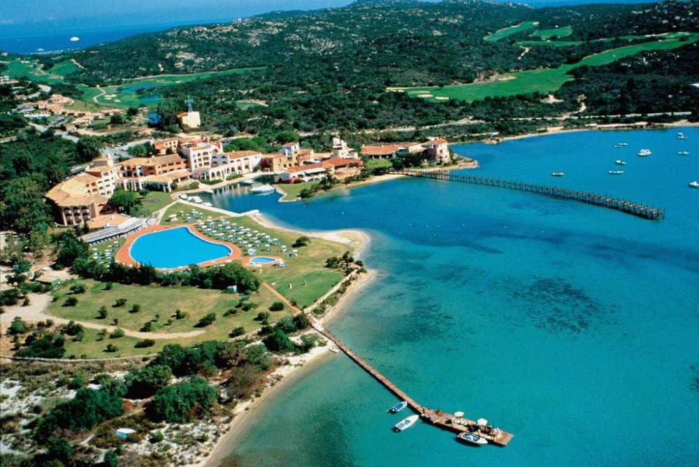 Hotel Cala di Volpe, Italy_调整大小 11)Hotel Cala di Volpe, Costa Smeralda—Hotel Cala di Volpe aerial view.jpg