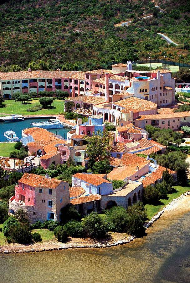 Hotel Cala di Volpe, Italy_调整大小 13)Hotel Cala di Volpe, Costa Smeralda—Hotel Cala di Volpe aerial view.jpg
