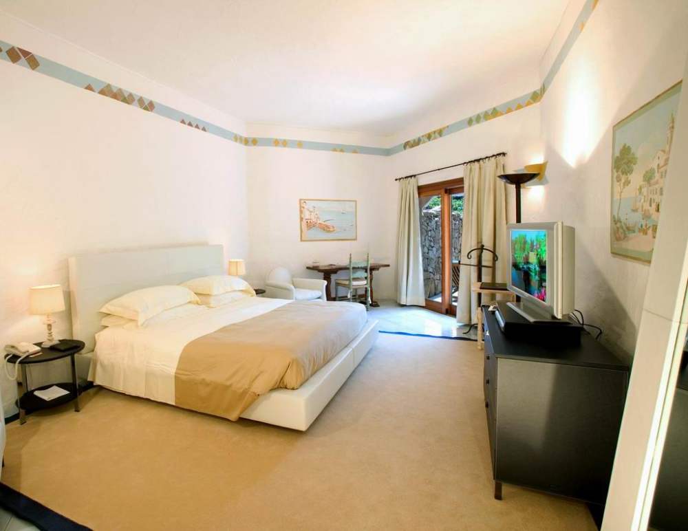 Hotel Cala di Volpe, Italy_调整大小 22)Hotel Cala di Volpe, Costa Smeralda—Frau Suite - Bedroom 拍攝者 Lux.jpg