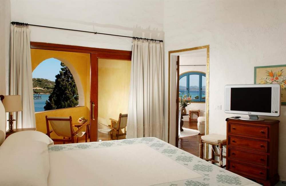 Hotel Cala di Volpe, Italy_调整大小 24)Hotel Cala di Volpe, Costa Smeralda—Suite - Bedroom 拍攝者 Luxury C.jpg