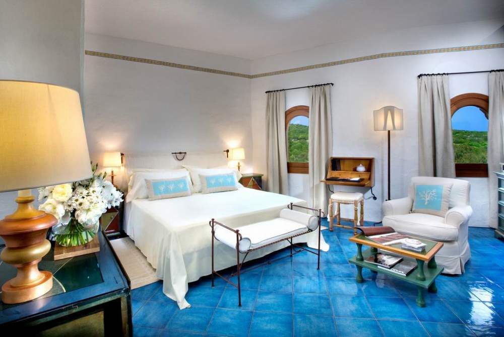 Hotel Cala di Volpe, Italy_调整大小 30)Hotel Cala di Volpe, Costa Smeralda—Suite bedroom 拍攝者 Luxury Col.jpg