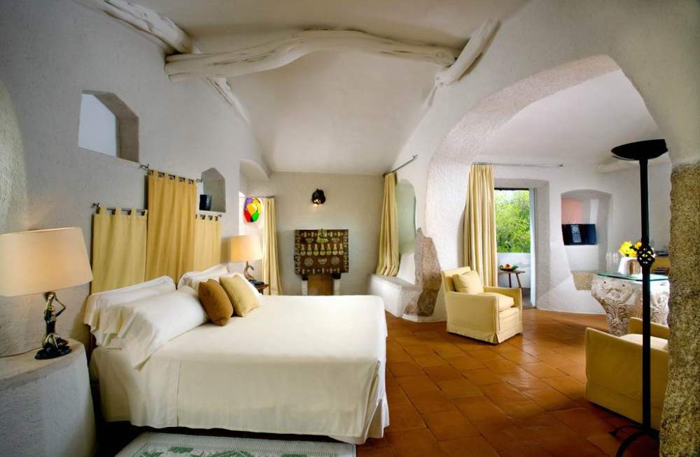 Hotel Cala di Volpe, Italy_调整大小 33)Hotel Cala di Volpe, Costa Smeralda—Suite bedroom 拍攝者 Luxury Col.jpg