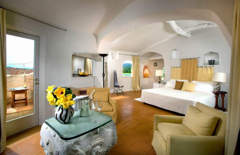 Hotel Cala di Volpe, Italy_调整大小 36)Hotel Cala di Volpe, Costa Smeralda—Suite bedroom 拍攝者 Luxury Col.jpg