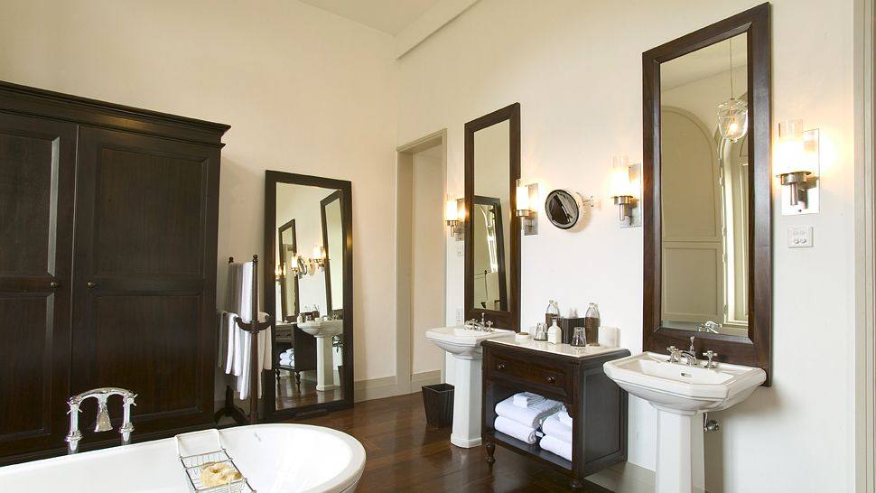 002689-04-bathroom-with-vanity-tub.jpg