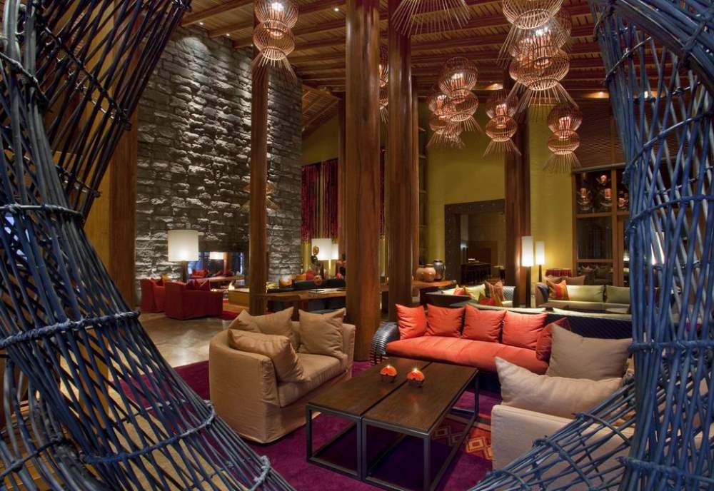 Tambo del Inka Hotel, Urubamba, Peru_调整大小 3)Tambo del Inka Hotel—Lobby - Living next to Bar 拍攝者 Luxury Collec.jpg