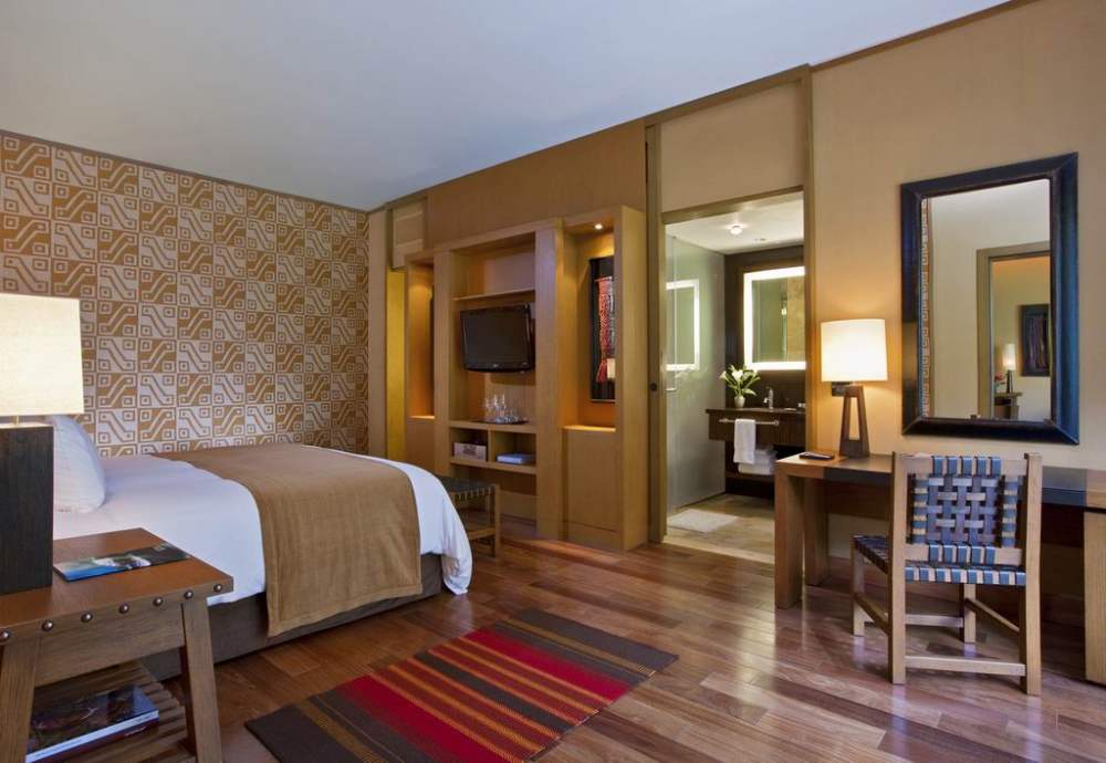 Tambo del Inka Hotel, Urubamba, Peru_调整大小 5)Tambo del Inka Hotel—Superior Room - king size bed 拍攝者 Luxury Col.jpg
