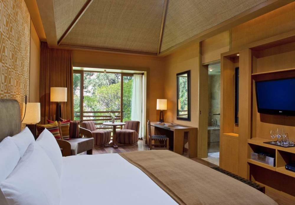 Tambo del Inka Hotel, Urubamba, Peru_调整大小 20)Tambo del Inka Hotel—Superior Room - king size bed 拍攝者 Luxury Co.jpg