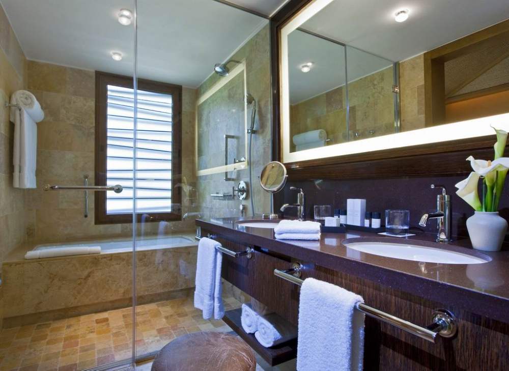 Tambo del Inka Hotel, Urubamba, Peru_调整大小 21)Tambo del Inka Hotel—Superior Room - Bathroom 拍攝者 Luxury Collect.jpg