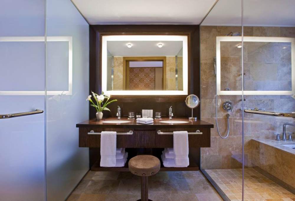 Tambo del Inka Hotel, Urubamba, Peru_调整大小 22)Tambo del Inka Hotel—Superior Room - Bathroom 拍攝者 Luxury Collect.jpg