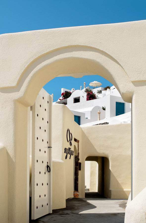 Mystique, Santorini, Santorini, Greece_调整大小 2)Mystique, Santorini—Entrance and traditional buildings 拍攝者 Luxury.jpg