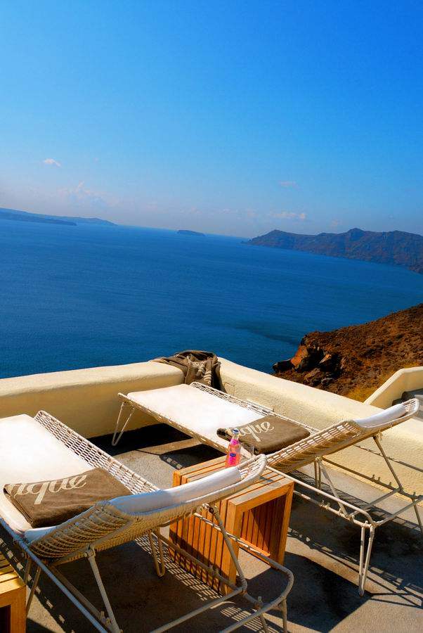 Mystique, Santorini, Santorini, Greece_调整大小 8)Mystique, Santorini—Sunbeds by the pool 拍攝者 Luxury Collection Hot.jpg