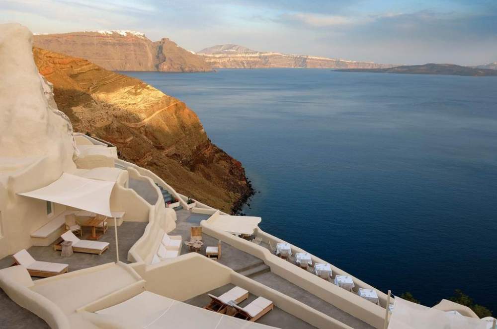 Mystique, Santorini, Santorini, Greece_调整大小 12)Mystique, Santorini—Hotel is built on the cliffs 拍攝者 Luxury Coll.jpg