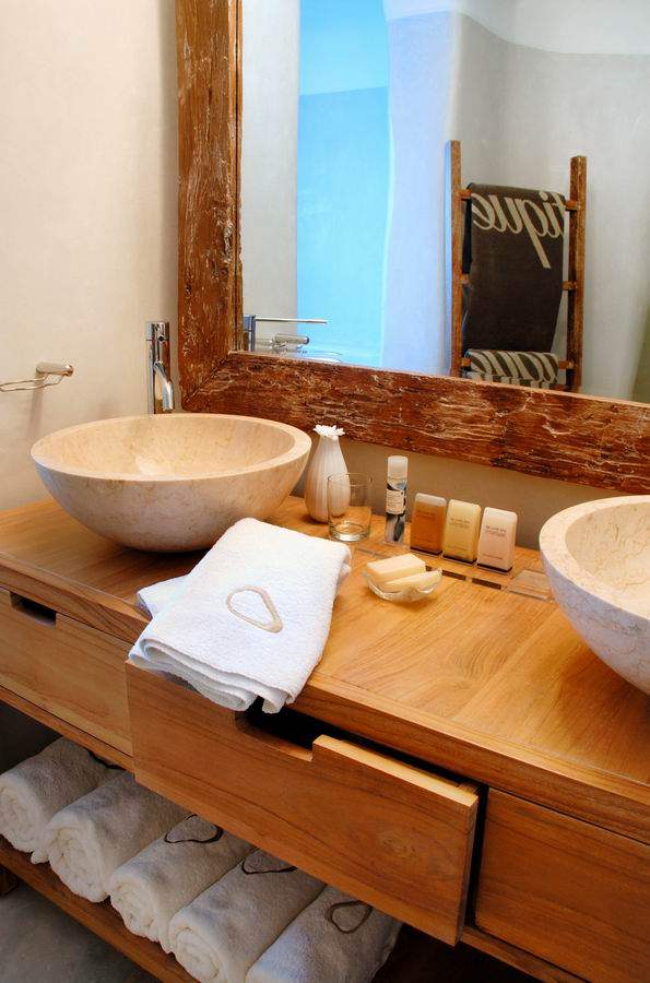 Mystique, Santorini, Santorini, Greece_调整大小 39)Mystique, Santorini—Stylish Guest Bathroom 拍攝者 Luxury Collection.jpg