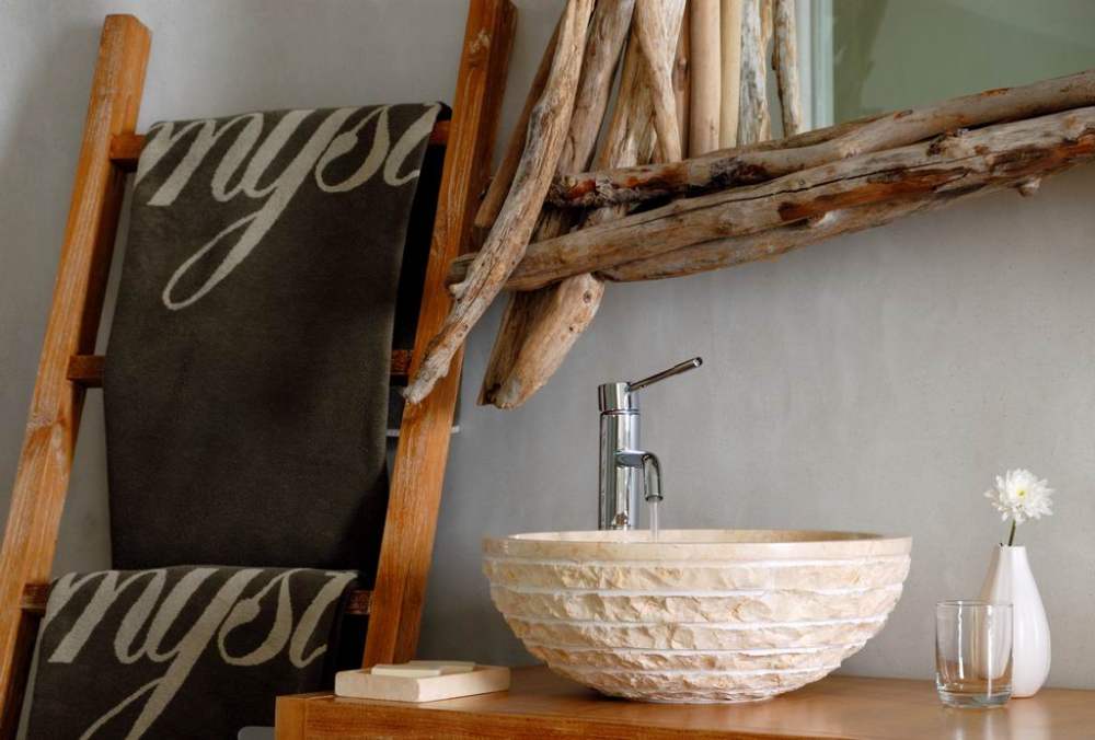 Mystique, Santorini, Santorini, Greece_调整大小 44)Mystique, Santorini—Stylish Guest Bathroom 拍攝者 Luxury Collection.jpg