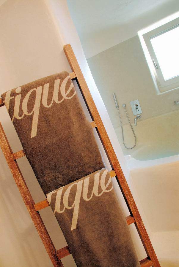Mystique, Santorini, Santorini, Greece_调整大小 45)Mystique, Santorini—Stylish Guest Bathroom 拍攝者 Luxury Collection.jpg