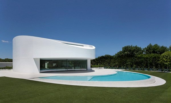 西班牙--优雅椭圆形家庭住宅_rdn_549cc9ee105d3.jpg