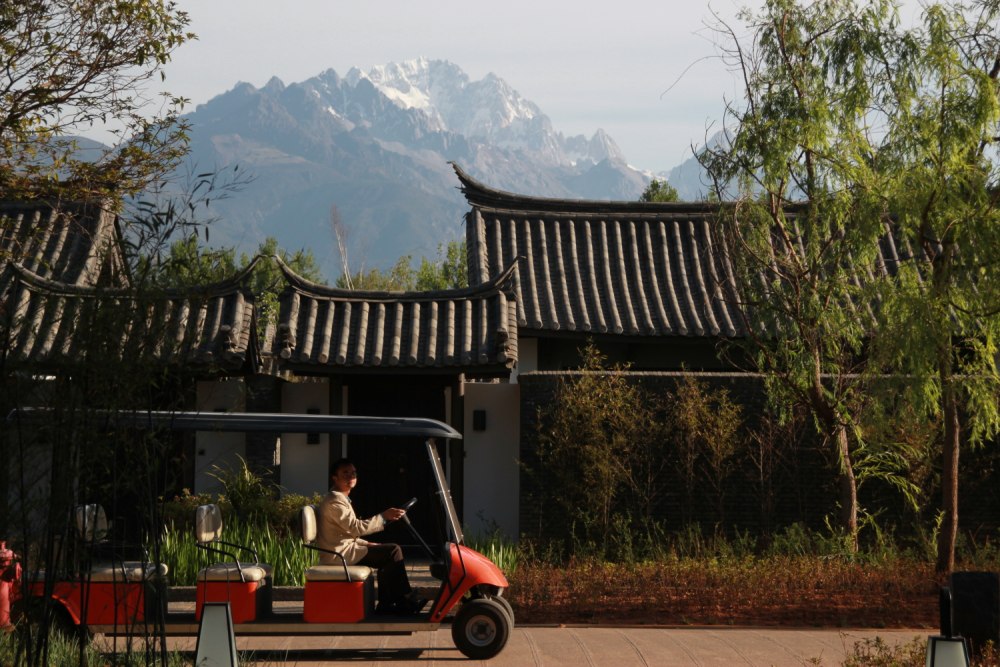 Pullman Lijiang  - Buggy runing through the resort 丽江铂尔曼 - 穿梭于别墅间的电.jpg