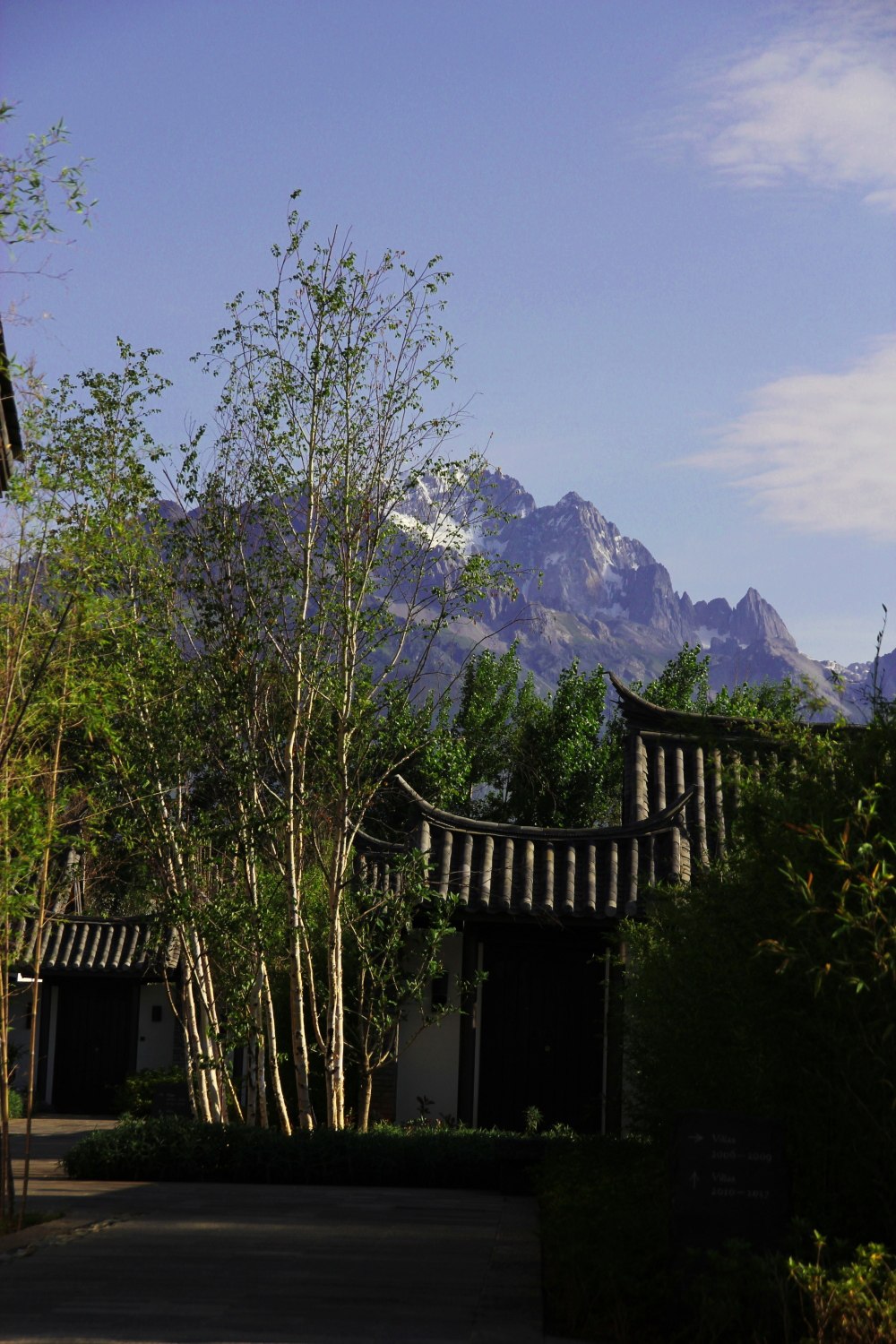 Pullman Lijiang -villa entrance under the snow mountain 丽江铂尔曼 - 玉龙雪山和.jpg