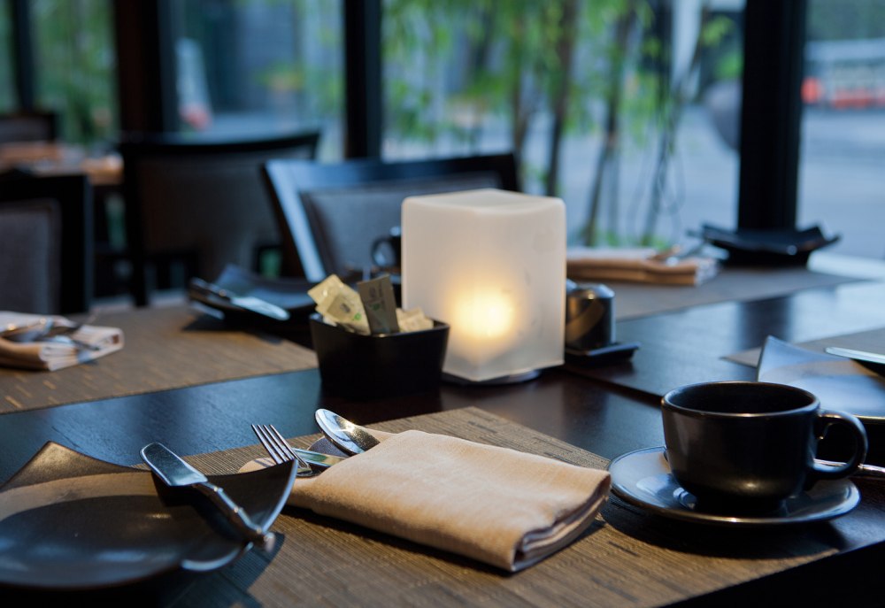 Pullman Lijian - XI Western Restaurant table set up 丽江铂尔曼 - 曦 西餐厅摆位.J.jpg