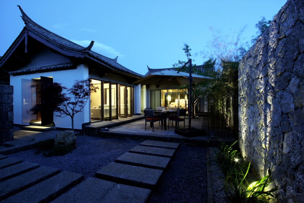 Villa One Bedroom garden in the dusk 高级别墅花园夜景.JPG