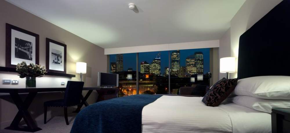 泰姬酒店---BLUE-Sydney---A-Taj-Hotel_调整大小 48401553-H1-Luxury_Marina_King_with_Nioght_City_View.jpg