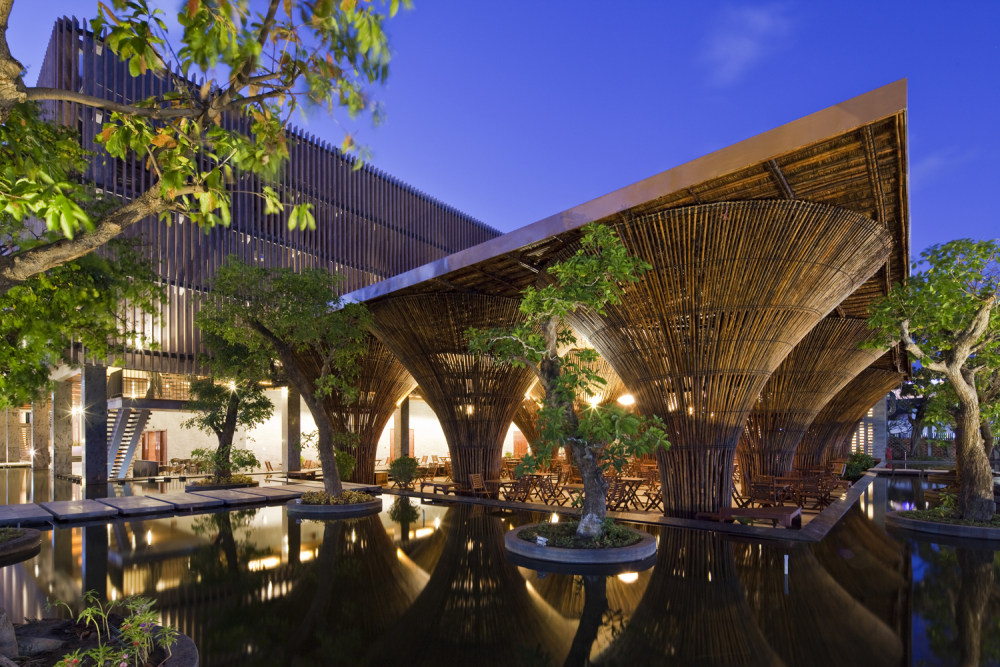 优秀建筑设计鉴赏  P3_51c5e238b3fc4b29c100008b_kontum-indochine-caf-vo-trong-nghia-architects_113kic031.jpg