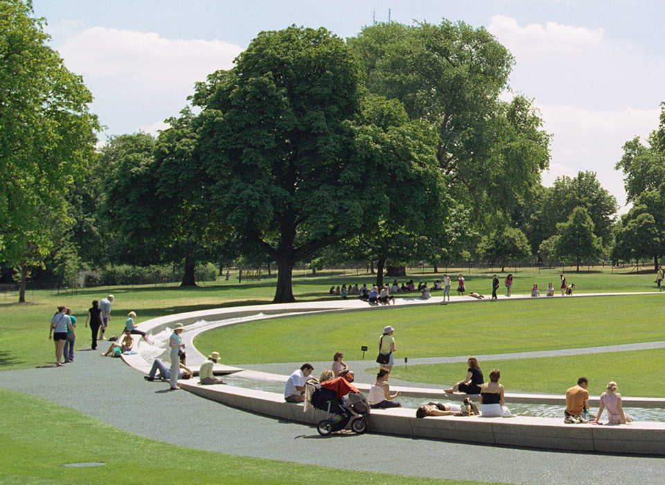 Diana, Princess of Wales Memorial Fountain / Gustafson Porter__c_Q9X7kPFYm3a0TluxkF-X9eP6ZIue1nCHlwPo9djnzwbS1F-CcL0YzZw3N5_l7v5eivJQO4gFxF8vB.jpg