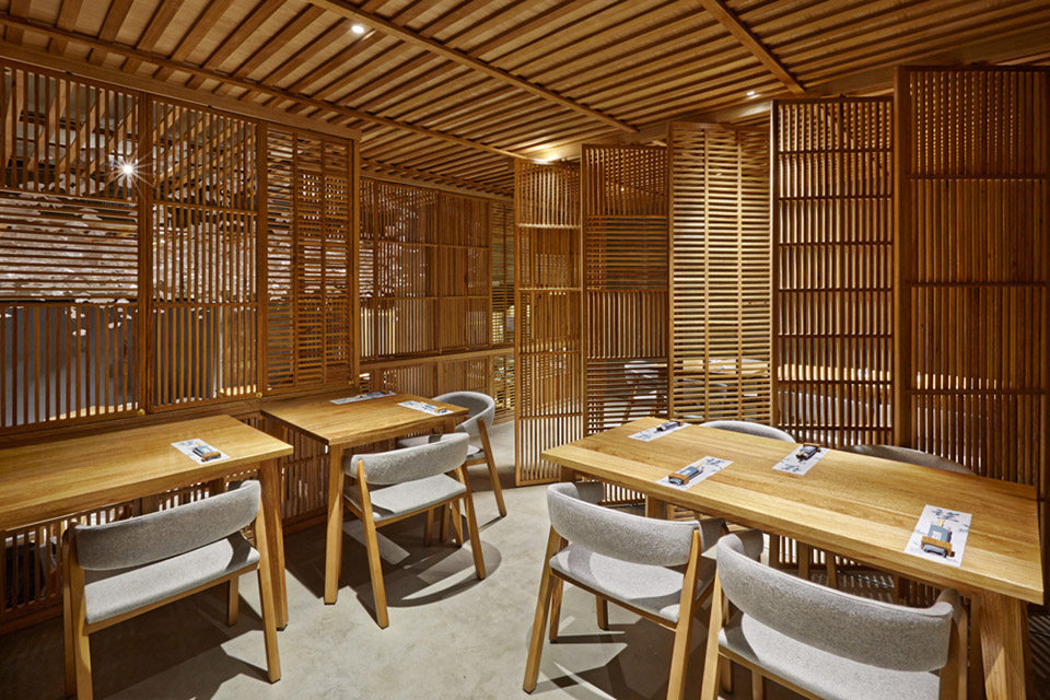 西班牙Nozomi Sushi Bar日本料理餐厅/Masquespacio_私密用餐区拥有可移动的通透门窗木质隔断（图为窗户向开放用餐区关闭）