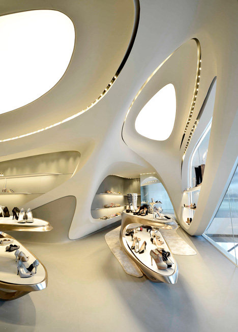 Zaha设计精品店，香港_Stuart-Weitzman-boutique-IFC-Hong-Kong-by-Zaha-Hadid_dezeen_1.jpg