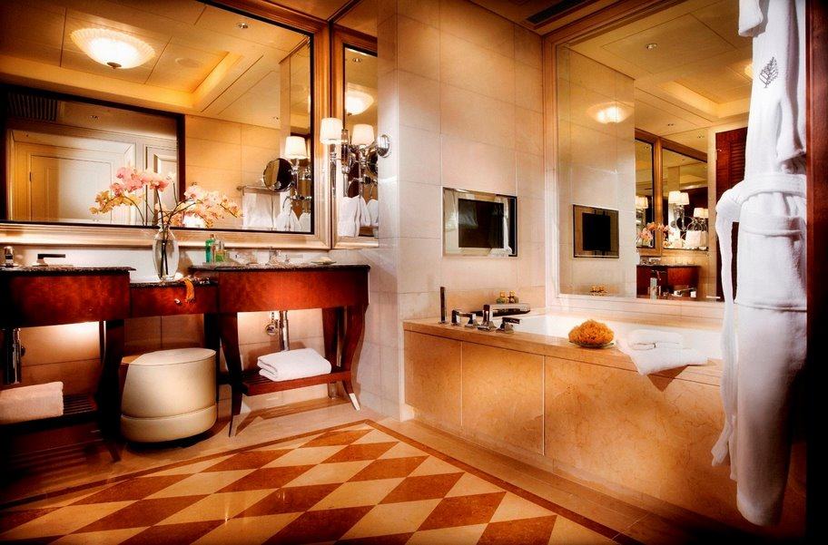 Four Seasons Macau_Four_Seasons_Hotel_Macao,_Cotai_Strip_-_Bathroom_(1M_size).jpg