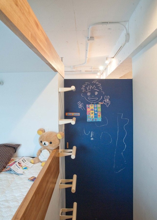 日本64平改造成4室1厅的住宅_在客厅的角落可以专门打造一个给孩子用来玩耍的地方。