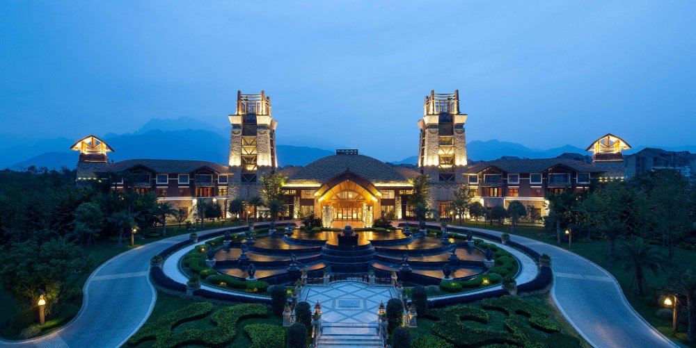 峨眉山蓝光安纳塔拉度假酒店(高清官方摄影) Anantara-Emei-Res..._63850859-H1-Resort_exterior_at_night.jpg