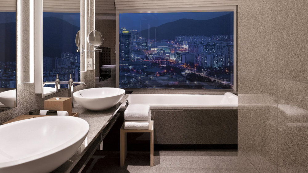 釜山柏悦酒店(高清官方摄影) Park Hyatt Busan_Park-Hyatt-Busan-Park-Executive-Bathroom-Night-1280x720.jpg