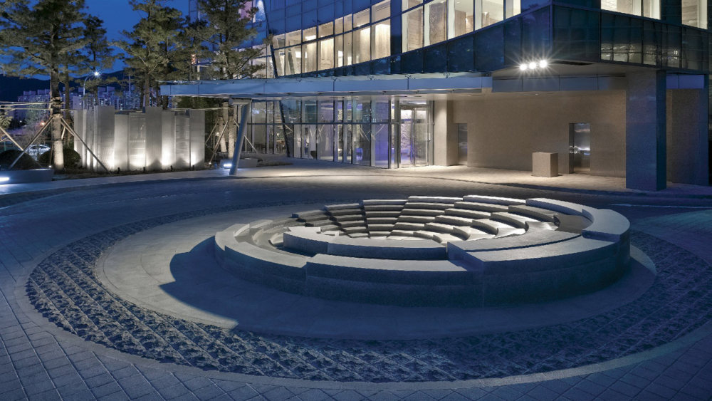 釜山柏悦酒店(高清官方摄影) Park Hyatt Busan_Park-Hyatt-Busan-Entrance-Fountain-Dusk-1280x720.jpg